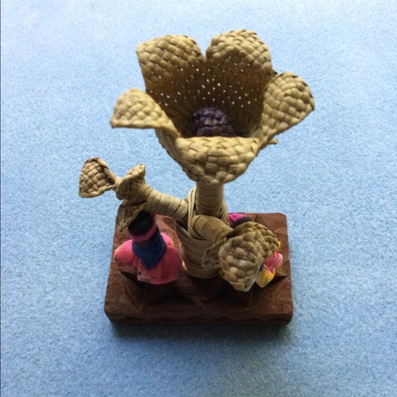 Vintage Tarahumara Hand Woven Yucca Flower with Wooden Figurines -Made in Mexico - Picture 2 of 11